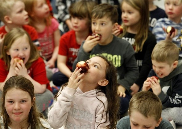 students eating apples