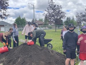 Grade 8 students from the 2022/23 school year participating in the building project, 